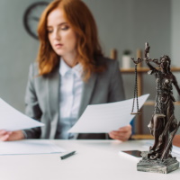 Ключевые шаги при выборе адвоката: Как найти идеального защитника в вашем деле